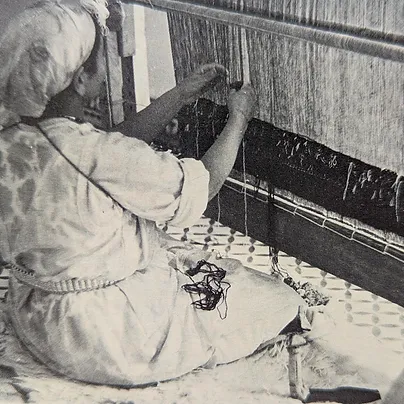 Berber-woman-weaving-on-loom.jpg